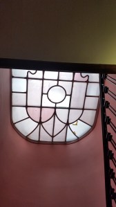 lanterneau (plafond) de verres anciens posés et mastiqués dans un châssis en métal. Restauration et remplacement des verres brisés